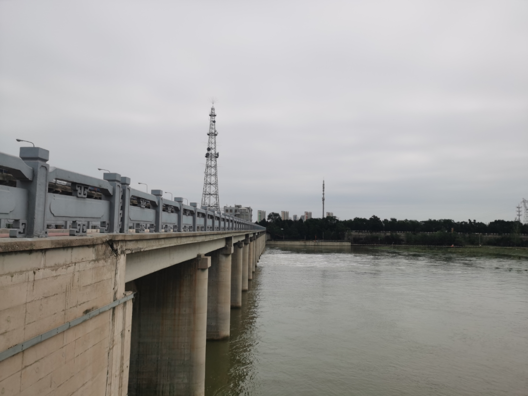 8月6日，洪水通过卢沟桥拦河闸下泄 北京市永定河管理处供图