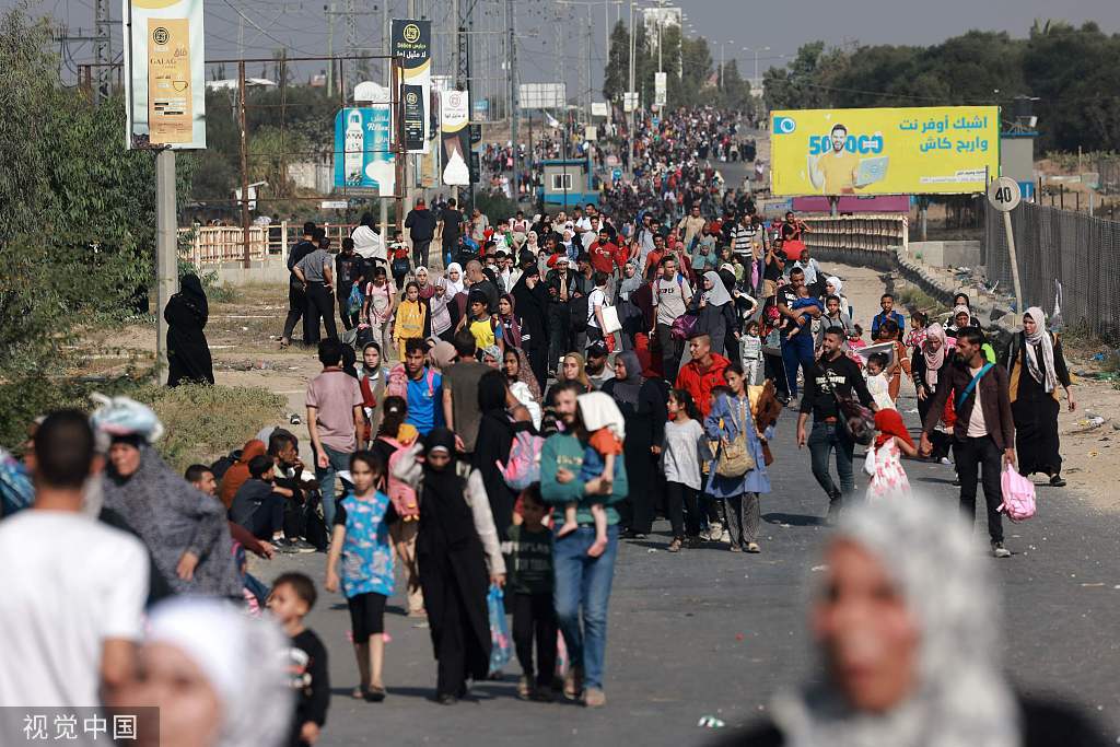 当地时间11月8日，加沙地带，巴勒斯坦人从加沙城和加沙北部逃往南部地区/视觉中国