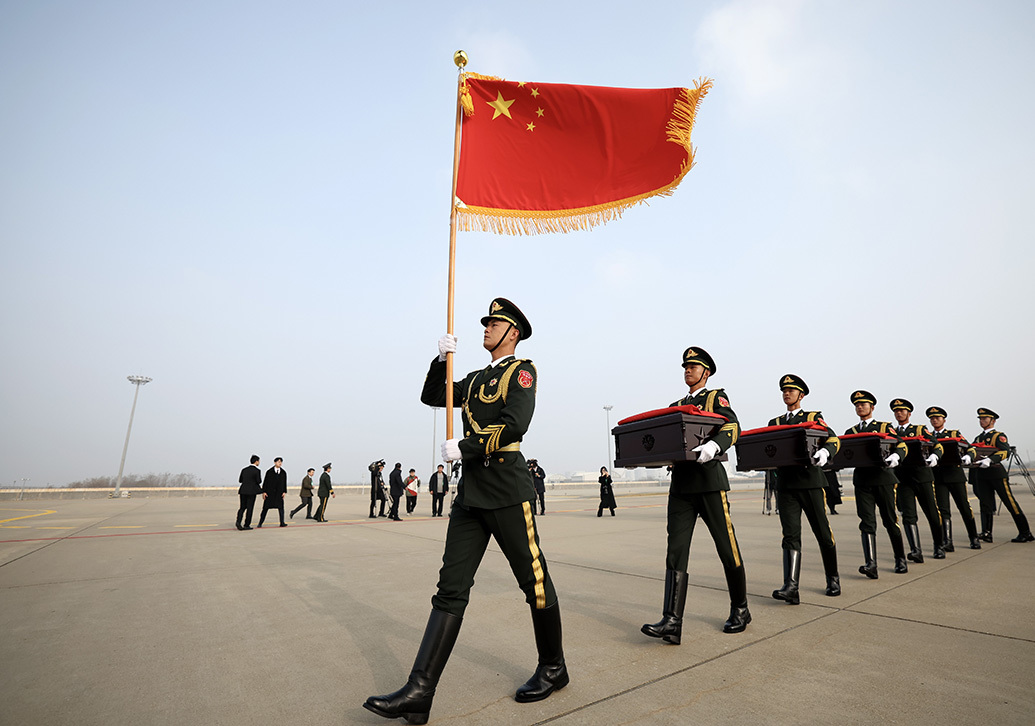 11月23日，韩国仁川国际机场，中国人民解放军礼兵准备护送烈士棺椁登上解放军空军专机。