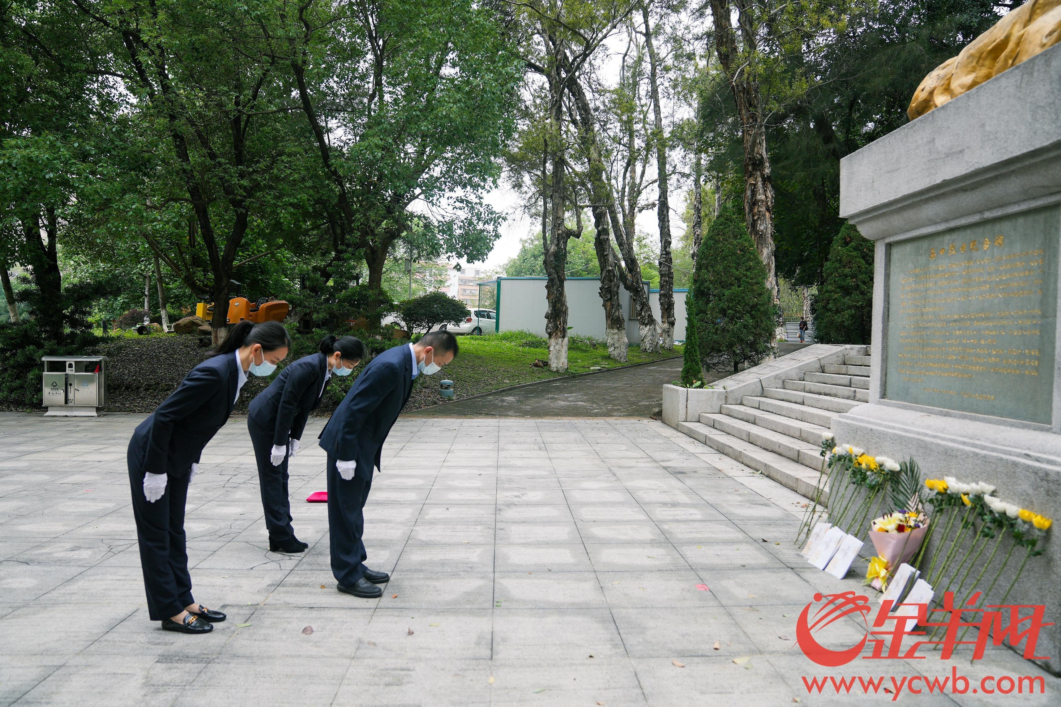 工作人员将书信投递到烈士墓前,并鞠躬默哀