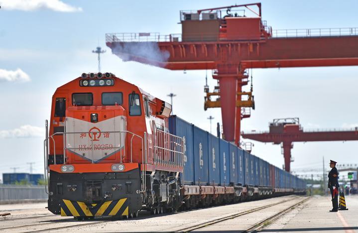 X8103次列车从中欧班列(沈阳)集结中心出发,将经由满洲里口岸驶向欧洲(9月19日摄)。新华社记者 杨青 摄