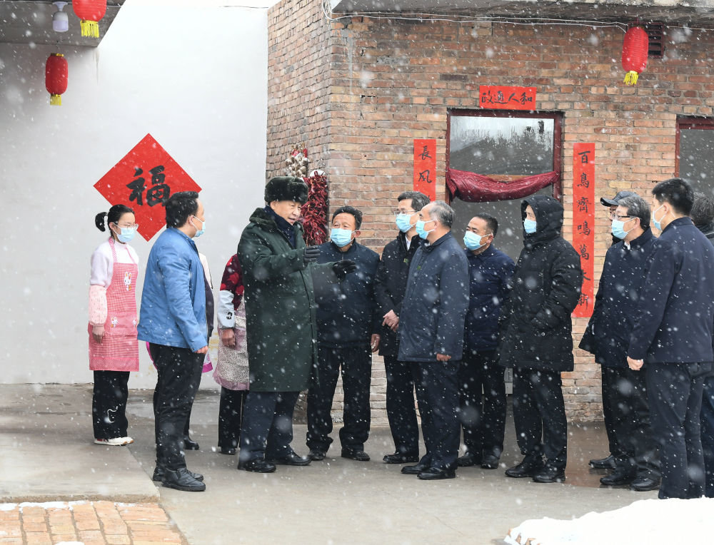 2022年1月26日下午，习近平在山西临汾市霍州市师庄乡冯南垣村受灾村民师红兵家看望。