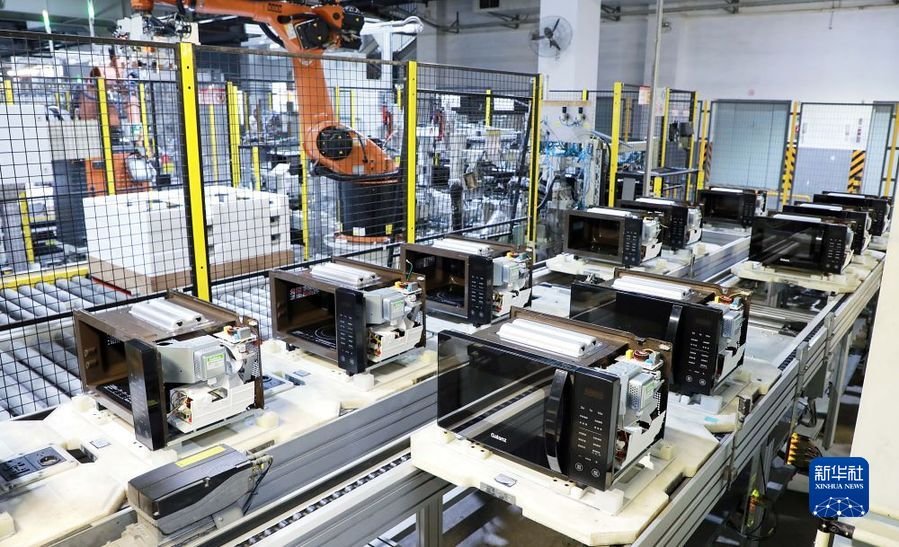 这是格兰仕微波炉总装车间。新华社记者刘宏宇 摄