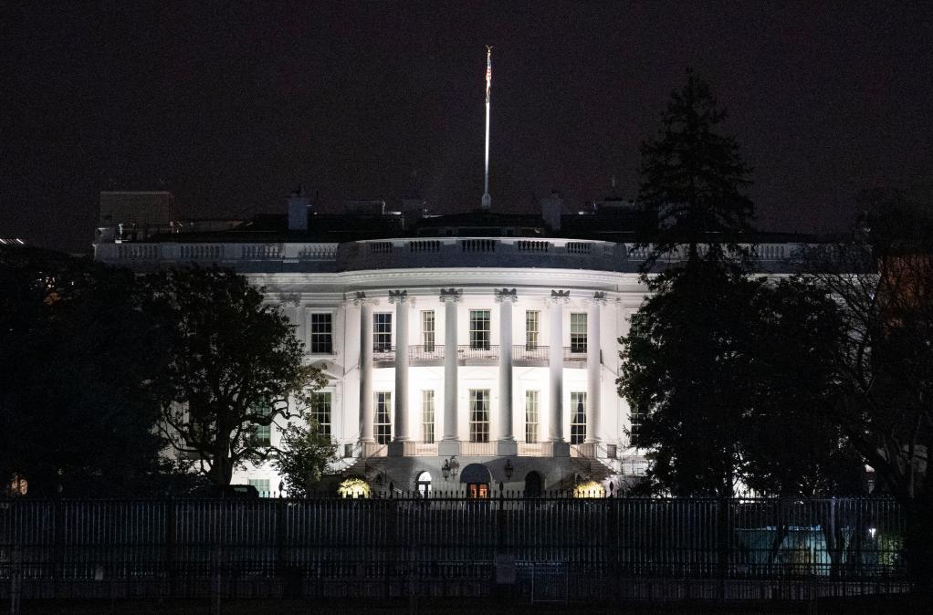 这是2022年2月21日在美国首都华盛顿拍摄的白宫。新华社记者 刘杰 摄