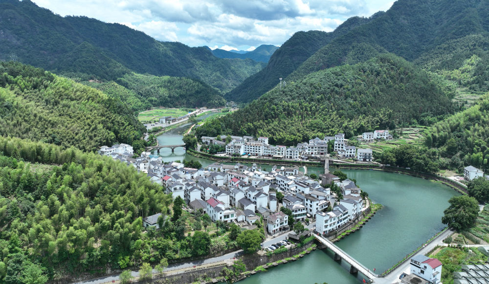 绿水青山环绕的浙江省淳安县下姜村（7月3日摄，无人机照片）。新华社记者 翁忻旸 摄