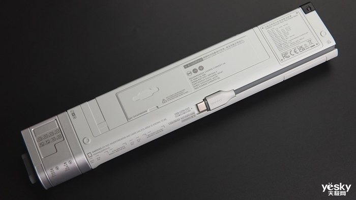 不错的周边,难用的充电宝 闪极联名《流浪地球2》移动电源体验