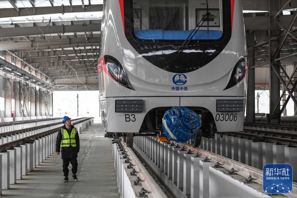 1月21日,值班人员在贵州省贵阳轨道交通三号线花溪南停车场巡逻检查。新华社发(邓刚 摄)
