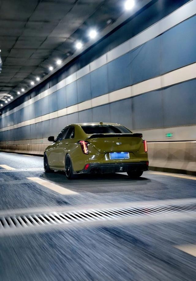 竞技走街范的凯迪拉克ct4颜值跟性能我都有