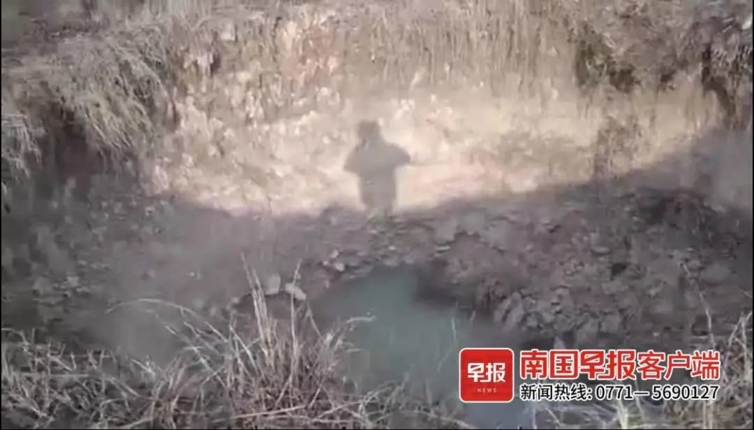 ▲田地里出现的大坑。视频截图