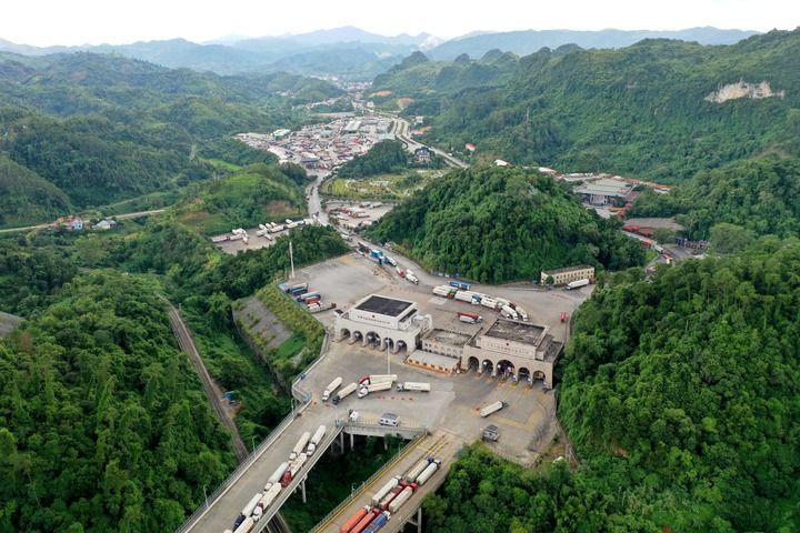 这是9月9日拍摄的繁忙的广西凭祥友谊关口岸(无人机照片)。新华社记者 曹祎铭 摄