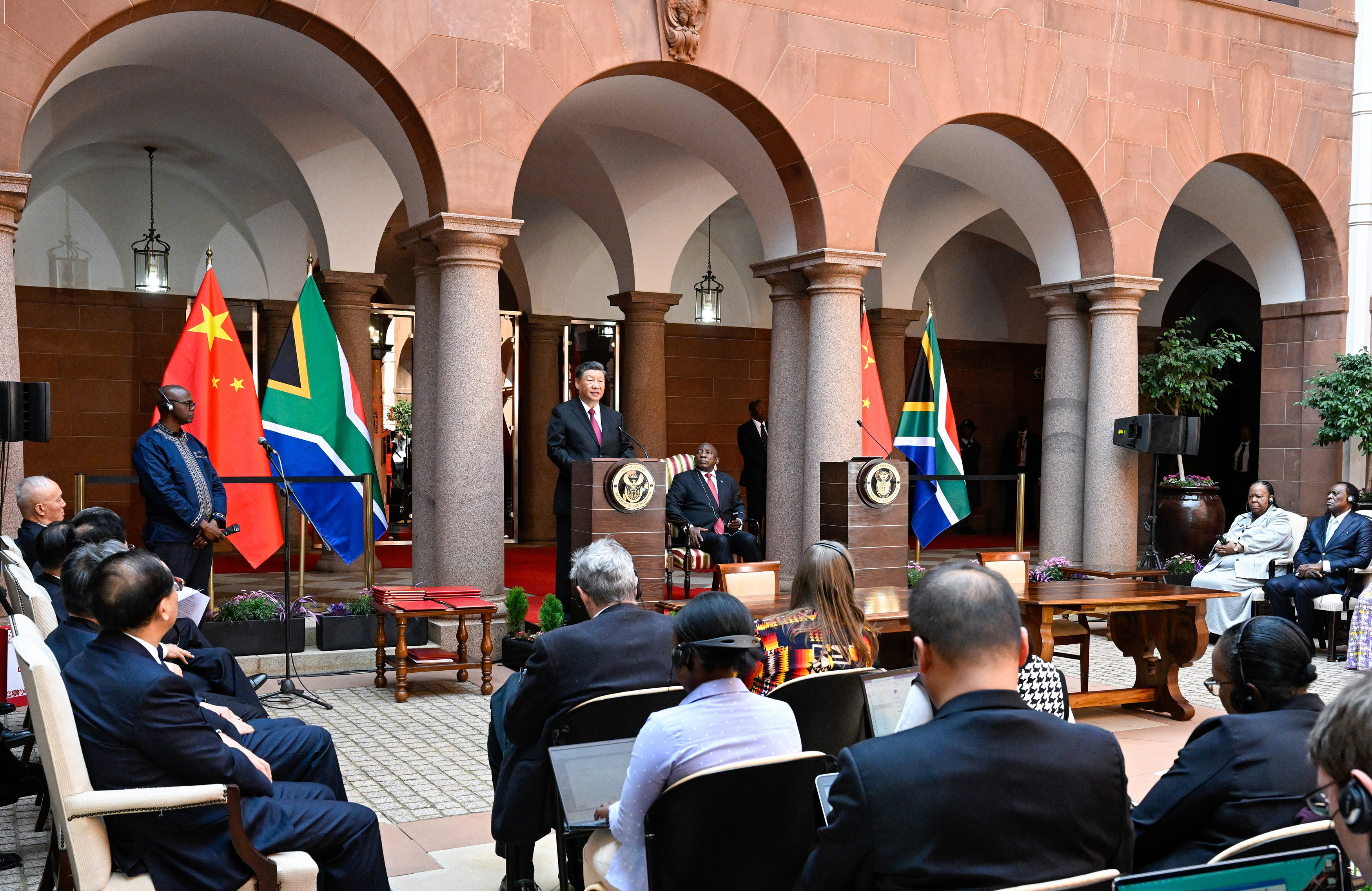 当地时间8月22日中午，国家主席习近平在比勒陀利亚总统府同南非总统拉马福萨会谈后共同会见记者。