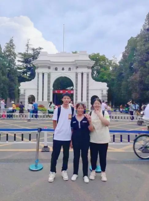 “家人送我来报到的路费，相当于一个学期的生活费”