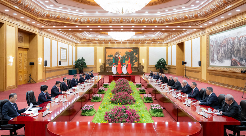 7月18日下午，国家主席习近平在北京人民大会堂同来华进行国事访问的阿尔及利亚总统特本举行会谈。