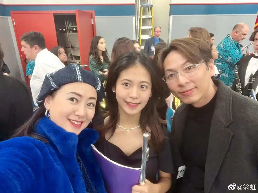 还记得不老女神翁虹吗？她女儿越来越美啦