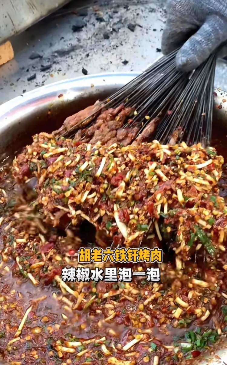 △贵州的烤肉也要在加入了折耳根的蘸碟里翻滚一圈。