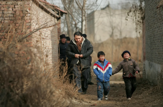 哈佛天才放弃百万年薪,到中国农村,给30000个孩子当爸