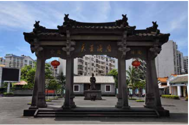 海瑞故居,位于海南省海口市。该处为纪念性仿明代建筑,故居原址曾在附近,却并无建筑遗存。至今该地仍是后人敬仰先贤之处