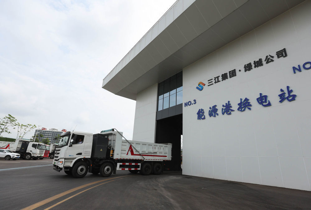 ↑这是宜宾市三江新区东部产业园能源港重卡换电站。换电站内搭载7块电池，单日24小时循环换电，最高可达168次，可满足50辆电动重卡换电需求。