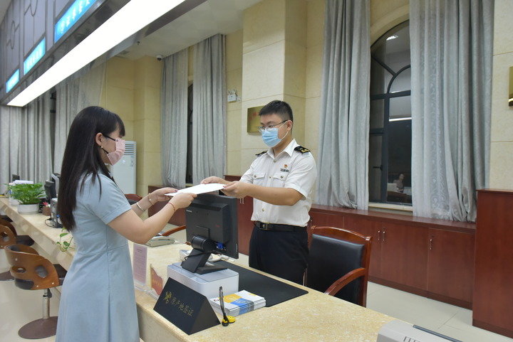 6月2日，南宁海关工作人员签发广西首份对菲律宾RCEP原产地证书。新华社发（南宁海关供图）