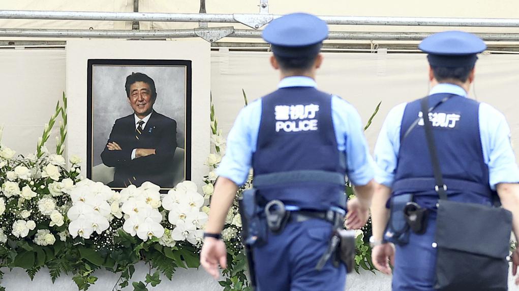 安倍遇刺一周年,男子手持形似自制枪的物品至案发现场被捕_凤凰网
