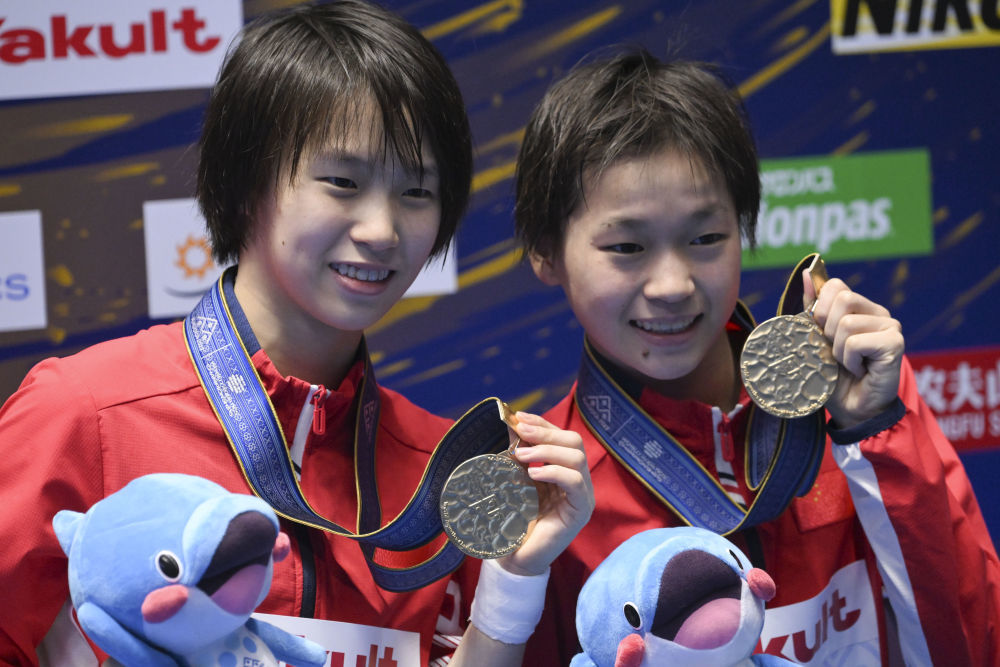 ↑7月16日，冠军中国组合陈芋汐（左）/全红婵在2023年福冈世界游泳锦标赛跳水女子双人10米台颁奖仪式上。新华社记者 许畅 摄