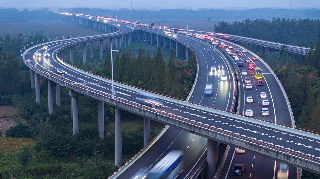 2023年9月28日，在长深高速、徐宿淮盐高速江苏省淮安市段，由南向北方向的车辆缓慢行驶。视觉中国 图