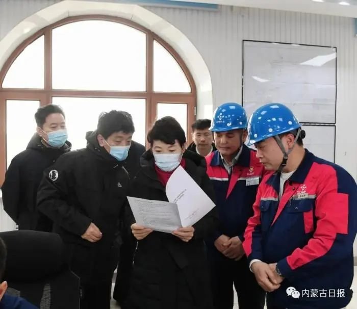 3月28日，王莉霞不打招呼直插锡林郭勒盟贺斯格乌拉南露天煤矿检查安全生产工作。图片来源：内蒙古日报