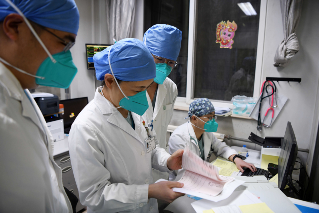 医生们在核对检验单。