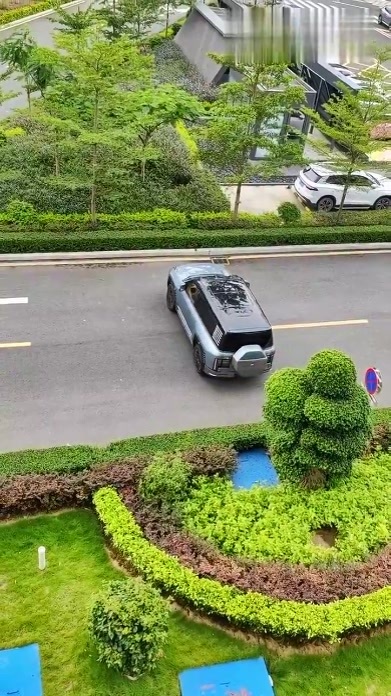 #新能源汽车 #比亚迪 #仰望u8 #有一种奋进叫中国汽车 #新能源 比亚迪仰望U8给你现场展示原地掉头，不服来找我