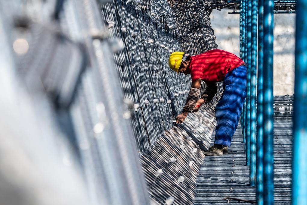 8月15日，在渝湘高铁重庆段建设现场，施工人员在进行施工作业。