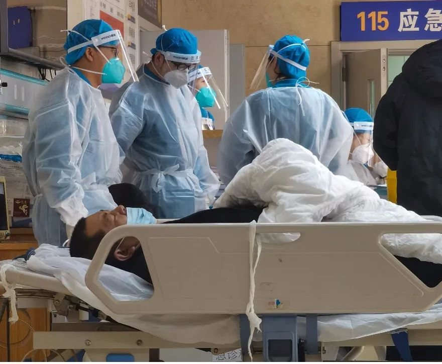 一名病人在等待救治。摄影:林樾