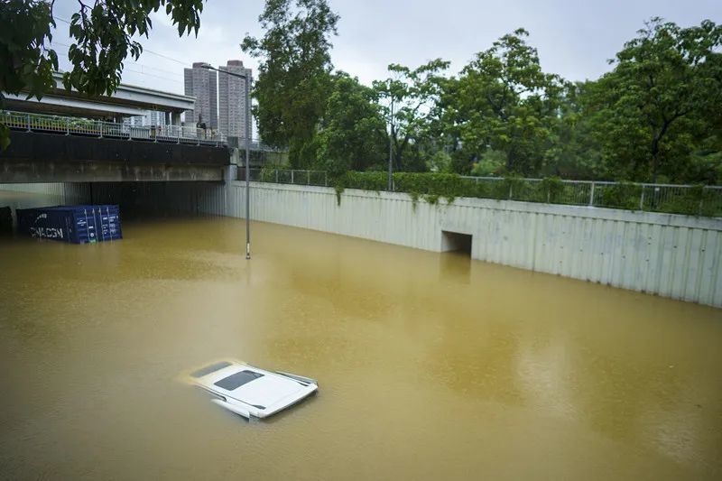 暴雨中车辆被洪水淹没。图据视觉中国