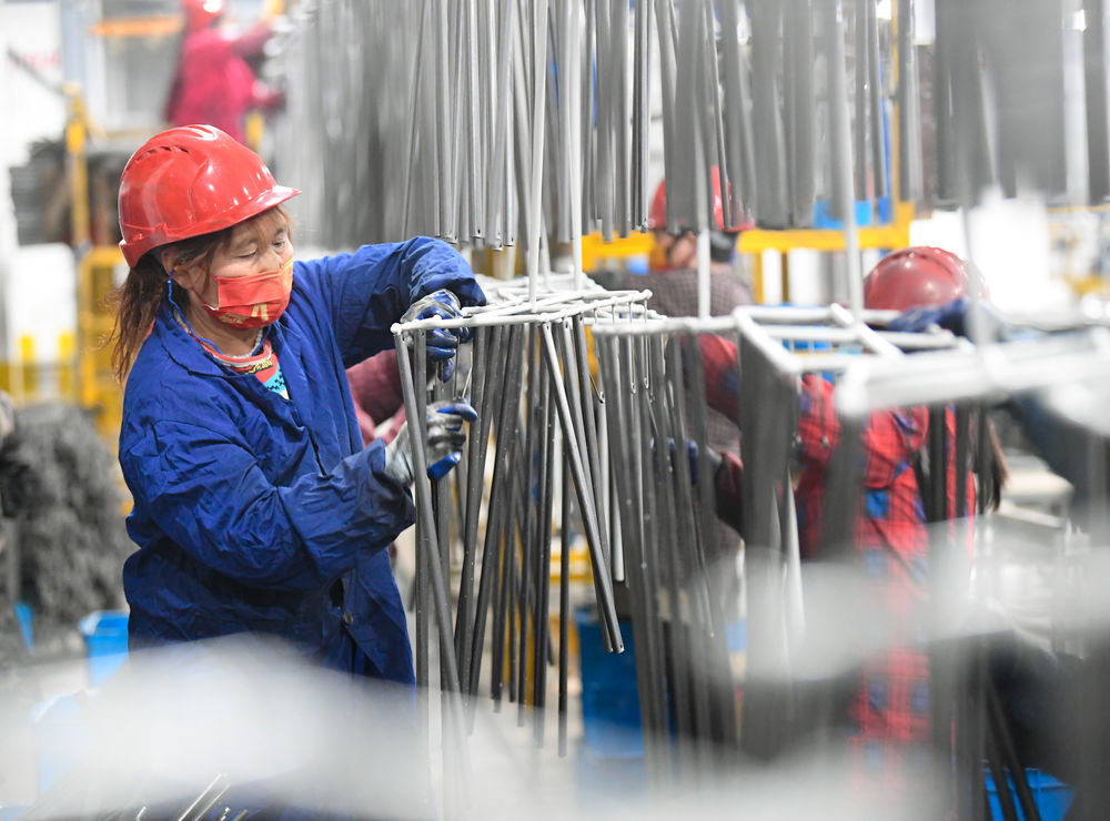 ↑在位于台州临海的浙江正特股份有限公司，工人在管材喷涂生产线上工作（2月2日摄）。