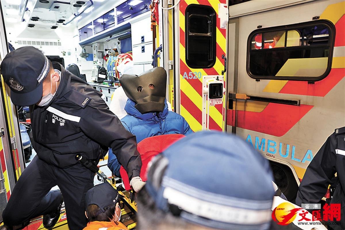 邝某被押到医院检查(图片来源:文汇网)