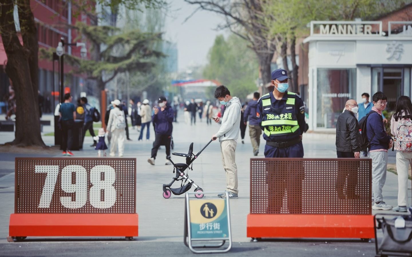 游客在798步行街游玩。新京报记者 薛珺 摄