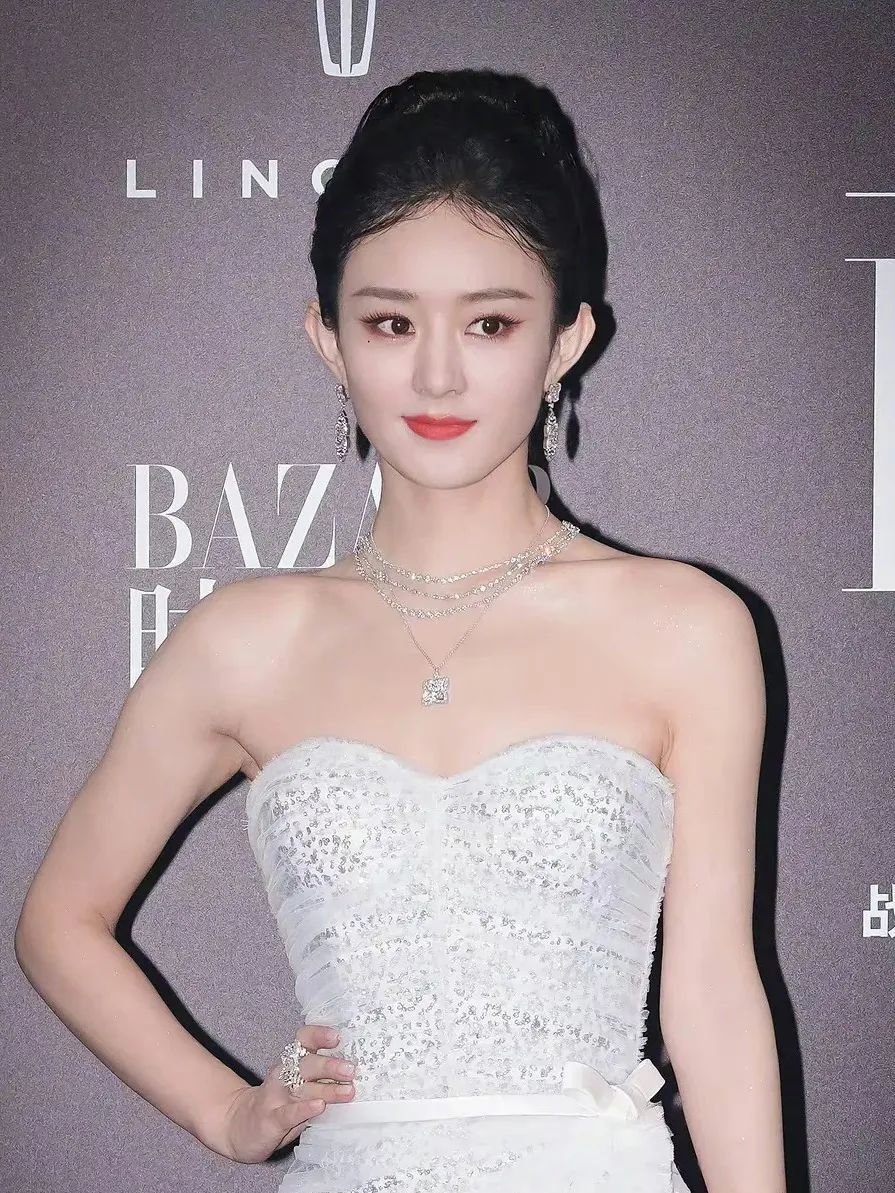 把头发盘高,是这几年女星的流行造型。