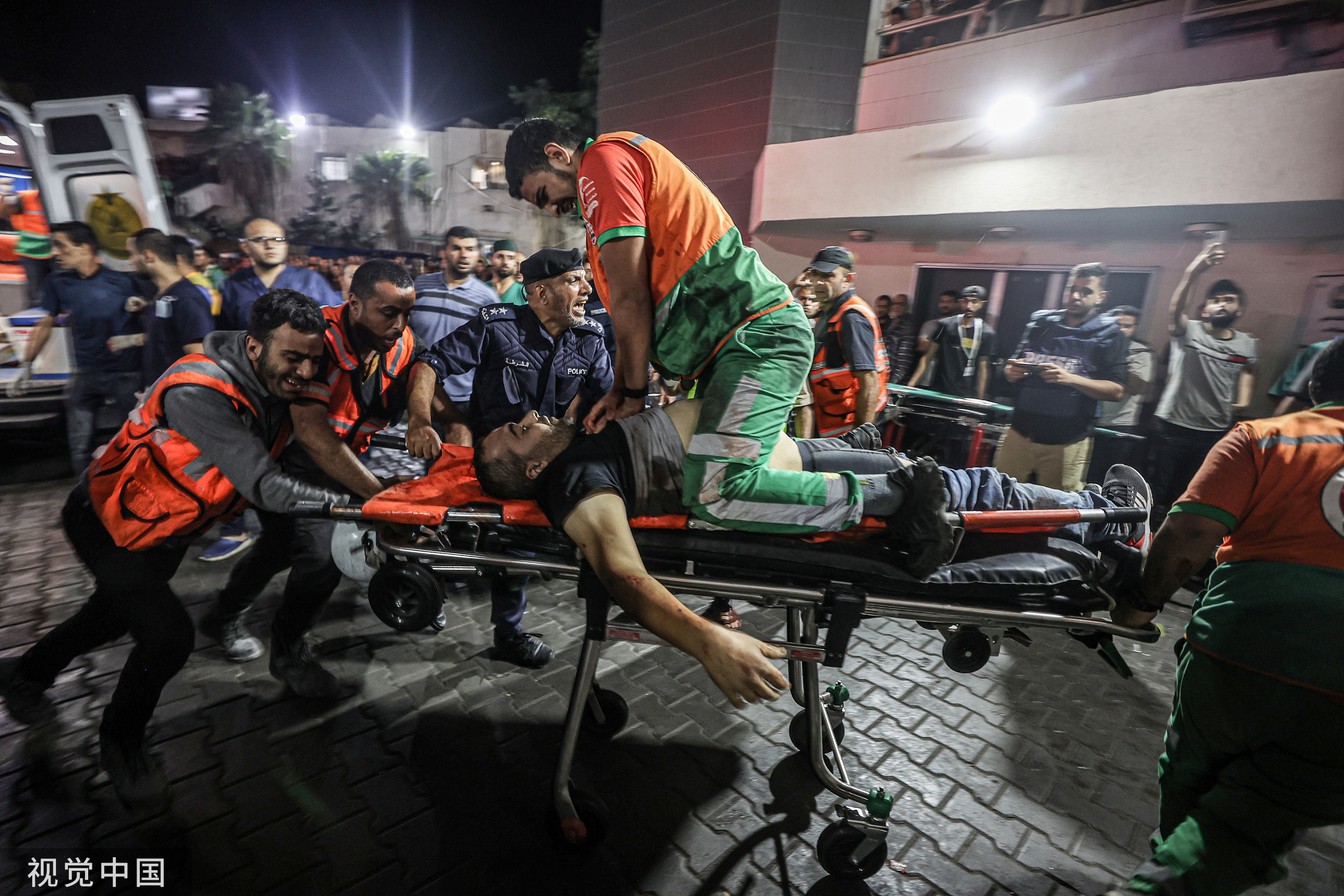 当地时间2023年10月16日，加沙地区，一名在空袭中受伤的巴勒斯坦民防官员在担架上接受紧急心肺复苏。