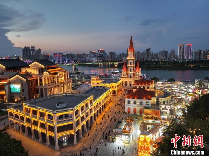 图为航拍亭子码头的欧陆风情商业街。　陈冠言 摄