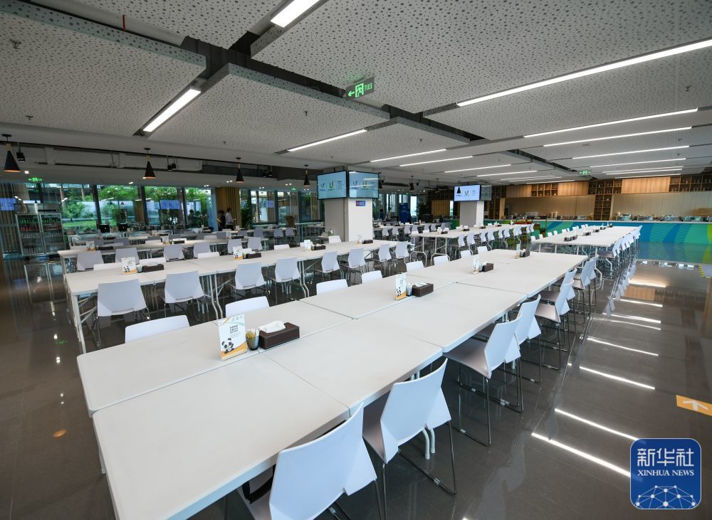 ↑这是7月13日拍摄的成都大运会主媒体中心的媒体餐厅。新华社记者 王曦 摄