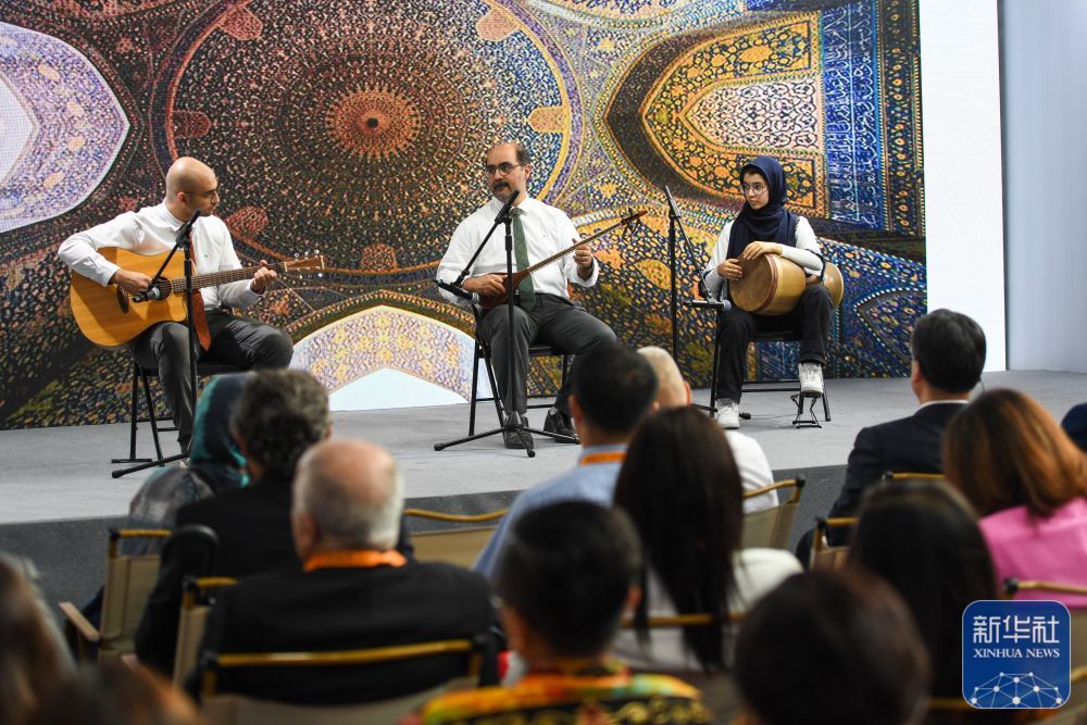 ↑9月2日，在“一带一路”沿线国家特色文化展示活动开幕式上，来自伊朗的乐队表演节目。