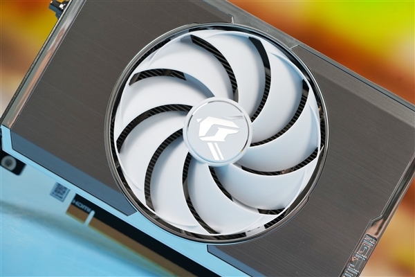 单风扇极简风!七彩虹iGame RTX 4060 Ti Mini OC 8GB显卡图赏