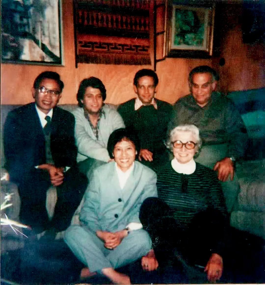 1975年，石畏三和妻子吴金芳在伦敦佩里家中做客。前排左起：吴金芳、多丽丝·佩里，后排左起：石畏三、斯蒂芬·佩里、格雷姆·佩里、杰克·佩里。图/受访者供图