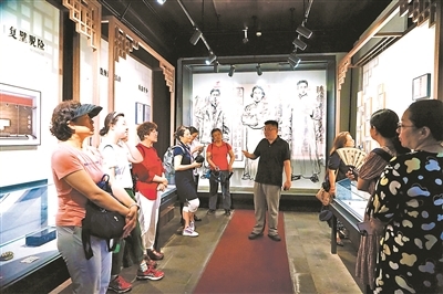 柳亚子纪念馆馆长汝悦来为大家讲解