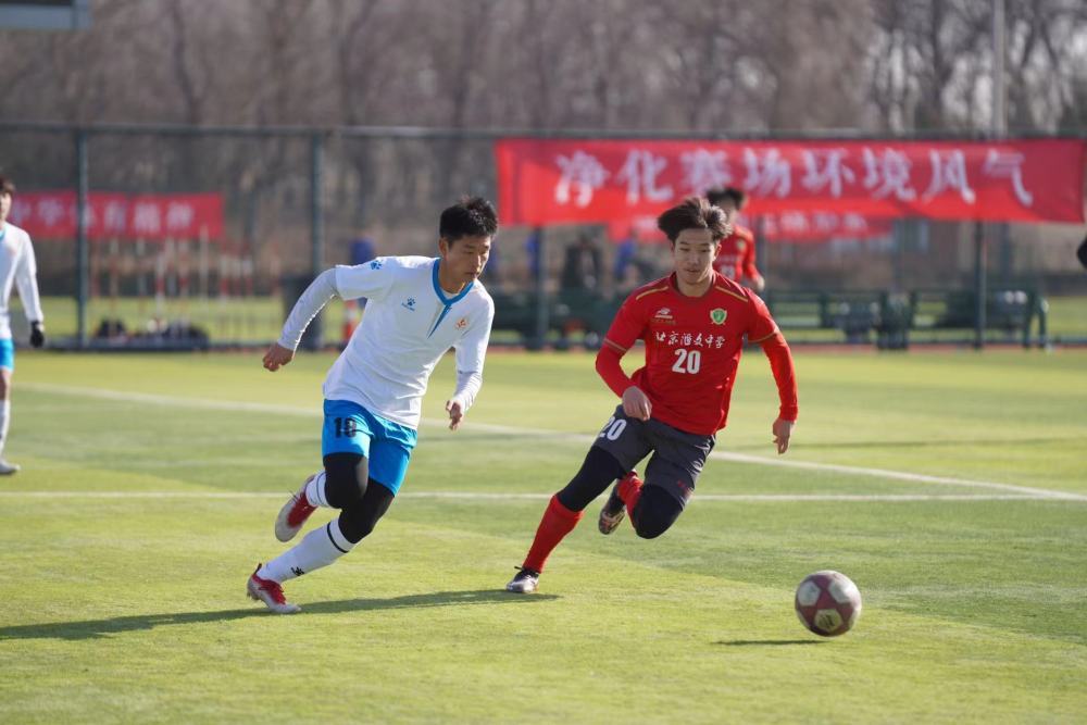 北京汇文中学学生在足球场上驰骋。受访者供图