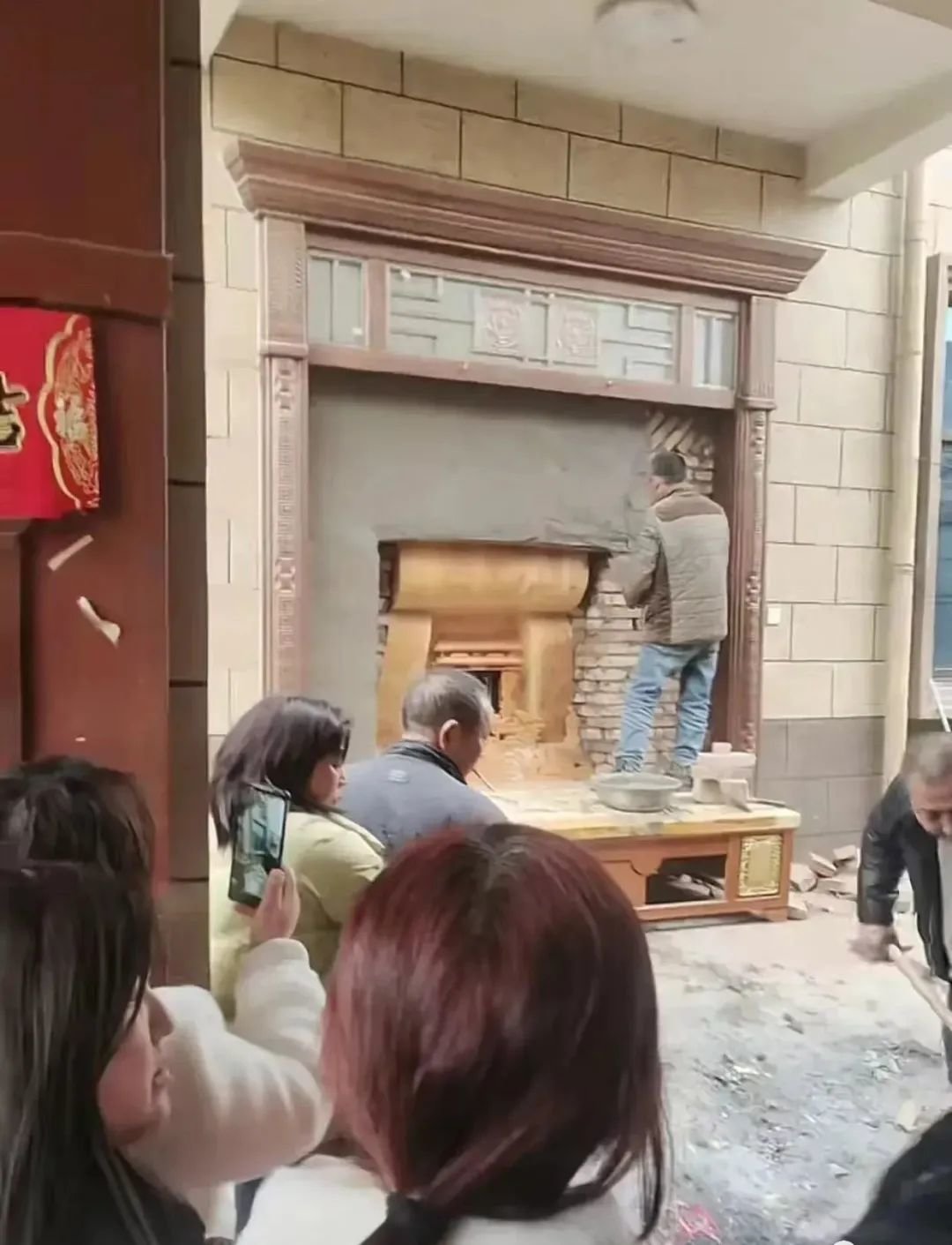 装着遗体的棺材被安葬在客厅