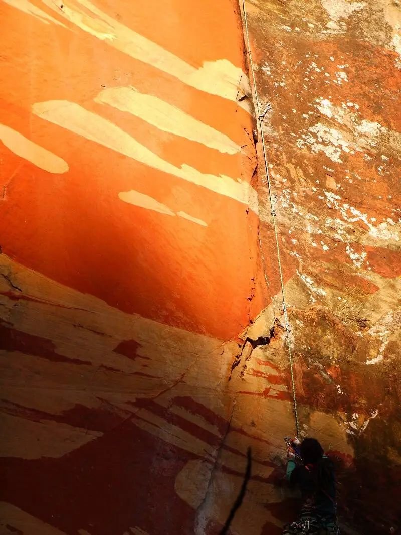 在去黎明的第一天,Dobie 和岩友开发了一条名为 “Orange Sky” 的岩线,取名灵感如图