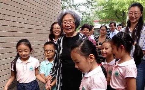 2016年9月,叶嘉莹先生与南开大学幼儿园小朋友们在一起