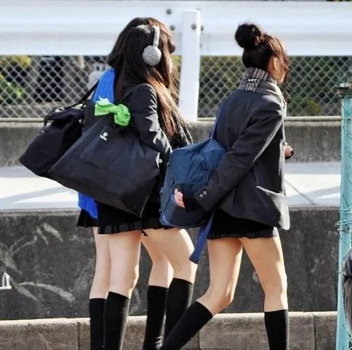 这么多年，日本女生短裙+直筒袜装扮基本没有太多改变