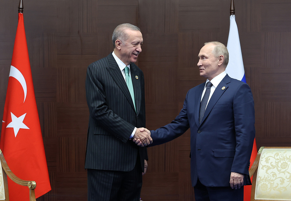 当地时间2022年10月13日，哈萨克斯坦阿斯塔纳，土耳其总统埃尔多安和俄罗斯总统普京在出席亚洲相互协作与信任措施会议期间握手。视觉中国 资料图