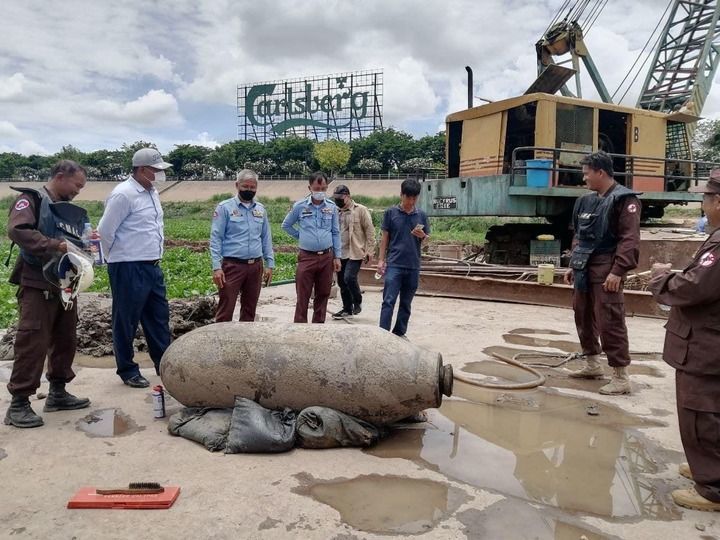 2022年5月5日，柬埔寨扫雷行动中心的专家正在处理一枚美国重型航空炸弹。（图片由柬埔寨扫雷行动中心提供）
